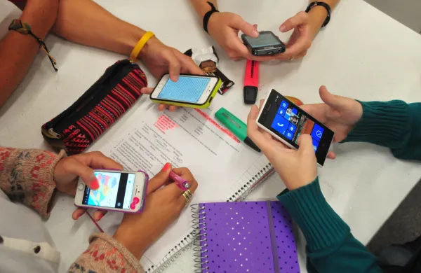 Nuevo Proyecto de Ley que Prohíbe uso de Smartphones en Colegios | Abogados en Puerto Montt - Servicios y Asesorías Legales Puerto Montt